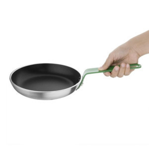 Stekpanna i aluminium med non-stick beläggning och grönt handtag Ø 240 mm - Professionell kvalitet från Hygiplas