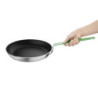 Stekpanna i aluminium med non-stick beläggning och grönt handtag 280 mm - Hygiplas: Exakt matlagning, lätt rengöring