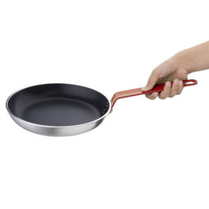 Stekpanna i aluminium med non-stick beläggning och rött handtag Ø 240mm Hygiplas