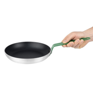 Stekpanna i aluminium med non-stick beläggning och grönt handtag Ø 240 mm - Professionell kvalitet från Hygiplas