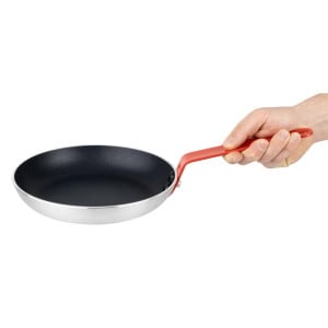 Stekpanna i aluminium med non-stick beläggning och rött handtag Ø 240mm Hygiplas