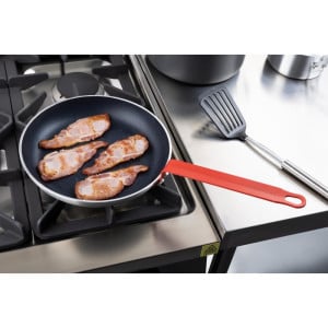 Stekpanna i aluminium med non-stick beläggning Ø 280 mm - Hygiplas rött handtag SEO: Bekymmersfri matlagning, Teflon Platinum Pl