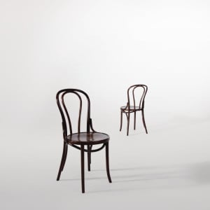 Bistrostolar i böjd trä valnötsfinish. Charm och komfort för din restaurang.