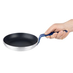 Teflon-pinnoitettu alumiinipannu sinisellä kahvalla 20 cm - Gastronoble