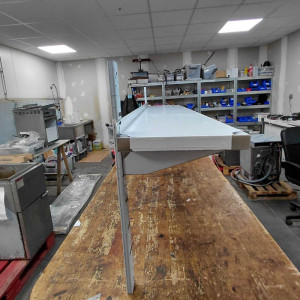 Väggmonterad hylla i rostfritt stål - L 1500 x D 300 mm - Dynasteel