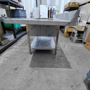 Doppeldiskbänk med diskmaskinsgenomgång och avrinningsyta till höger - 2000 x 700 mm