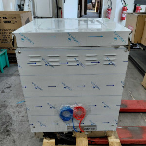 Ammattimainen astianpesukone huuhtelunesteen ja pesuaineen annostelijalla sekä tyhjennyspumpulla - 50 x 50 cm - Dynasteel