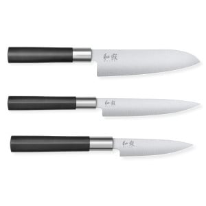 Set med 3 knivar Wasabi Black - Allroundskniv och Santoku från KAI: kvalitet, prestanda och precision i köket.